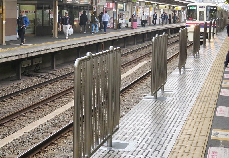 No936 千歳烏山駅にもホーム転落防止固定柵 京王線 井の頭線 応援歌